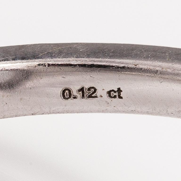 A 14K white gold ring with a topaz and diamonds ca. 0.12 ct in total. Faber art, Helsinki.