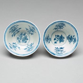 SKÅLAR, ett par, porslin. Qingdynastin, Kangxi (1662-1722).