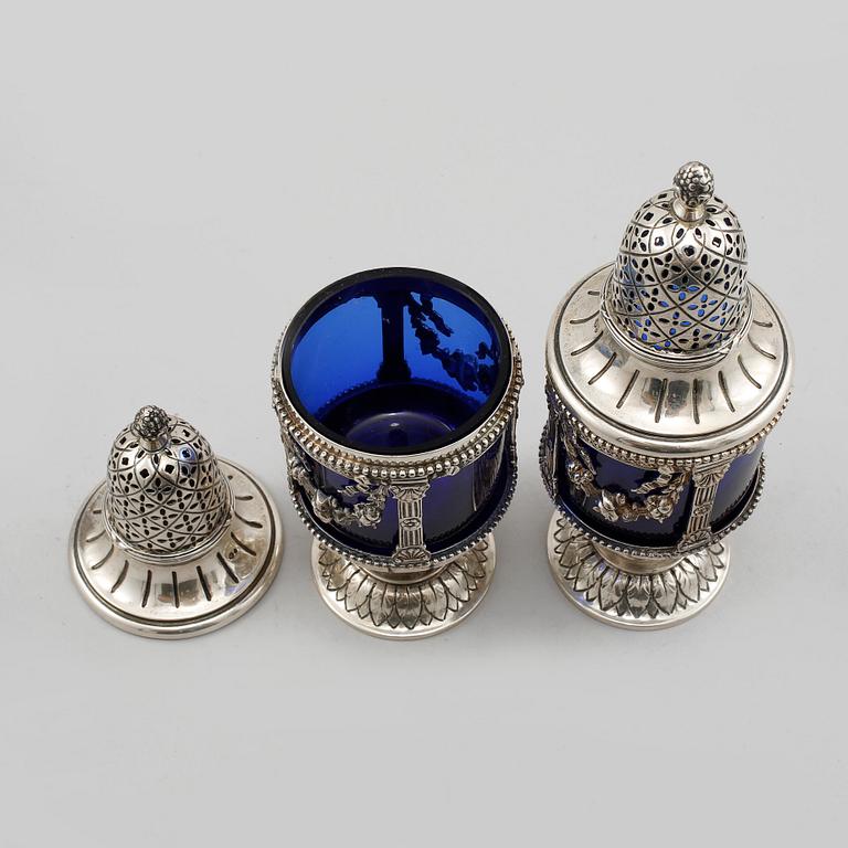 STRÖARE, ett par, silver och glas, svenska imporstämplar, gustaviansk stil, 1900-talets första hälft.