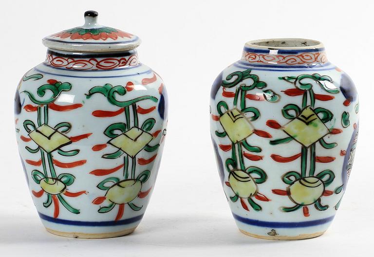 BOJANER, ett par, porslin,  Kina, Kangxi 1662-1722.