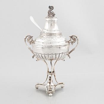 Sockerskål på fot, med strösked, silver, empire, Carl Lindström, Borås 1842.