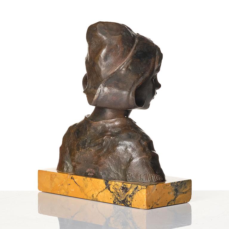 Girl with bonnet.