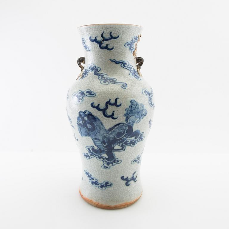 Vase, porcelain. Qing dynasty, circa 1900.