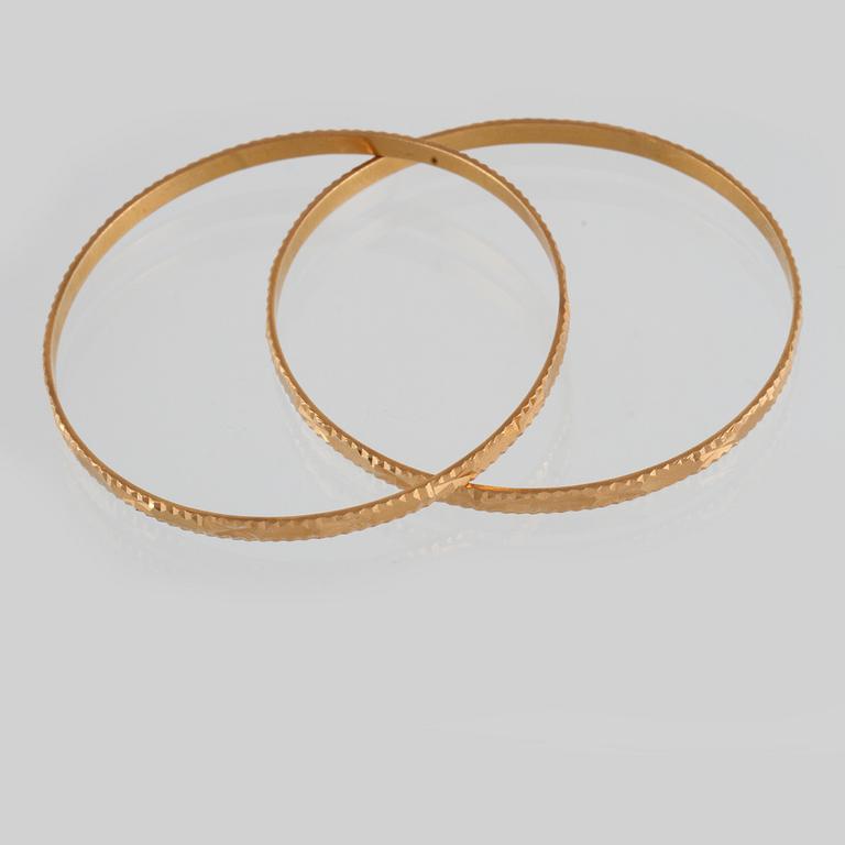 ARMRINGAR, 2 st, 18K guld, utländska stämplar. Vikt 28 gram.