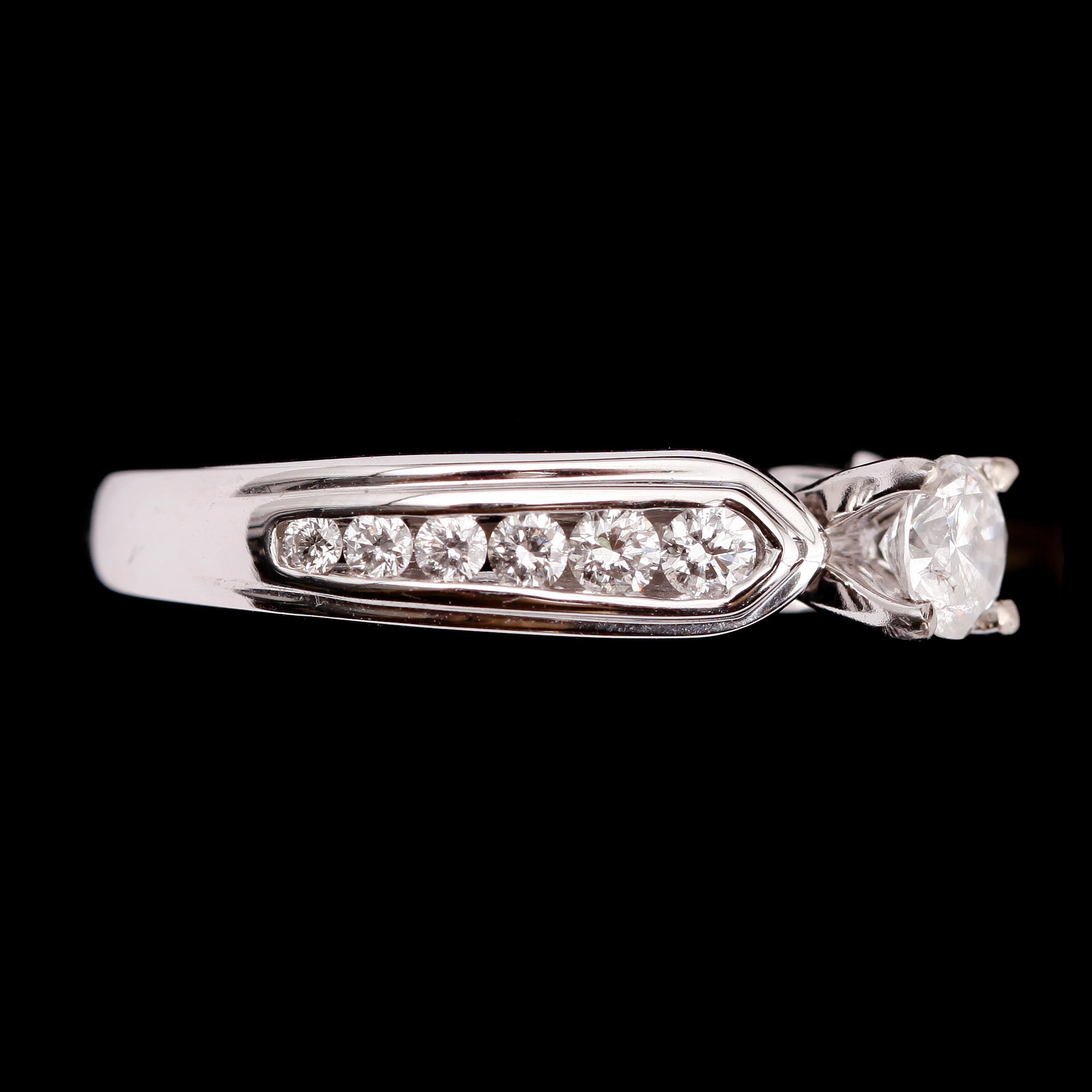 RING, 14 k vitguld, med briljantslipade diamanter tot ca 1.17 ct. Total vikt ca 5,63 gram.