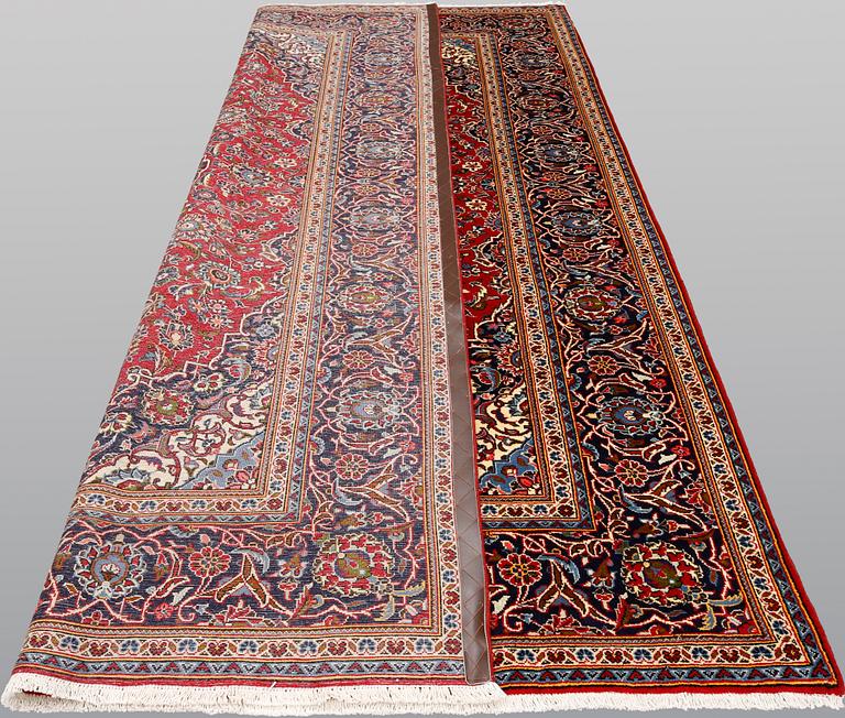 A Keshan rug, approx. 307 x 195 cm.