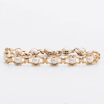 BRACELET 18K gold w cultured Pearls approx 7 mm.