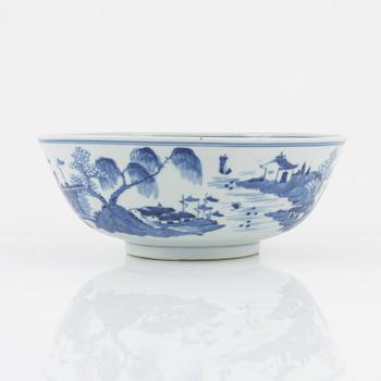 A blue and white porcelain bowl and dish, China, early 20th century.