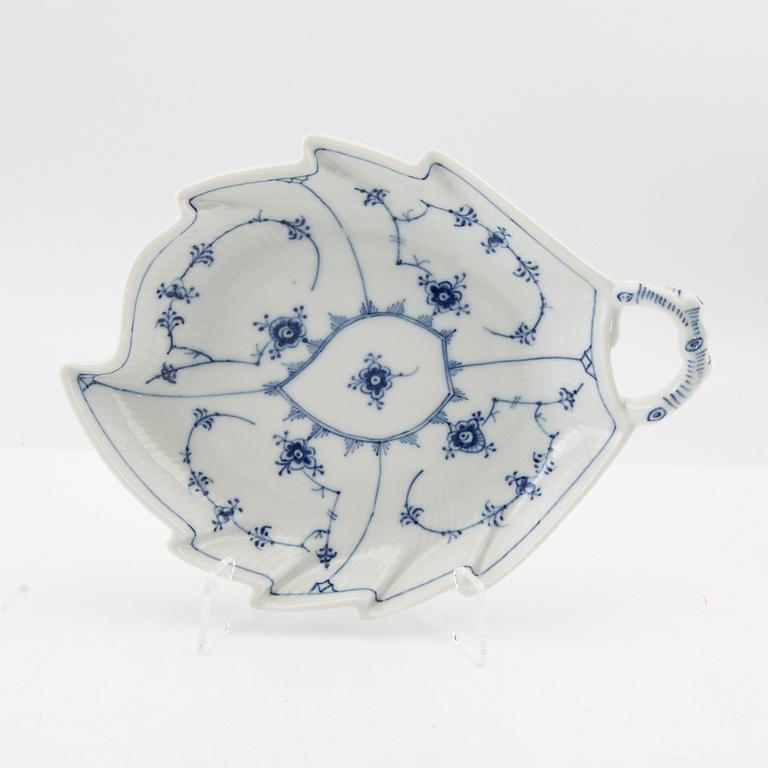 Servis 87 dlr, "Musselmalet - whole and half blonde", Royal Copenhagen Denmark porcelain.