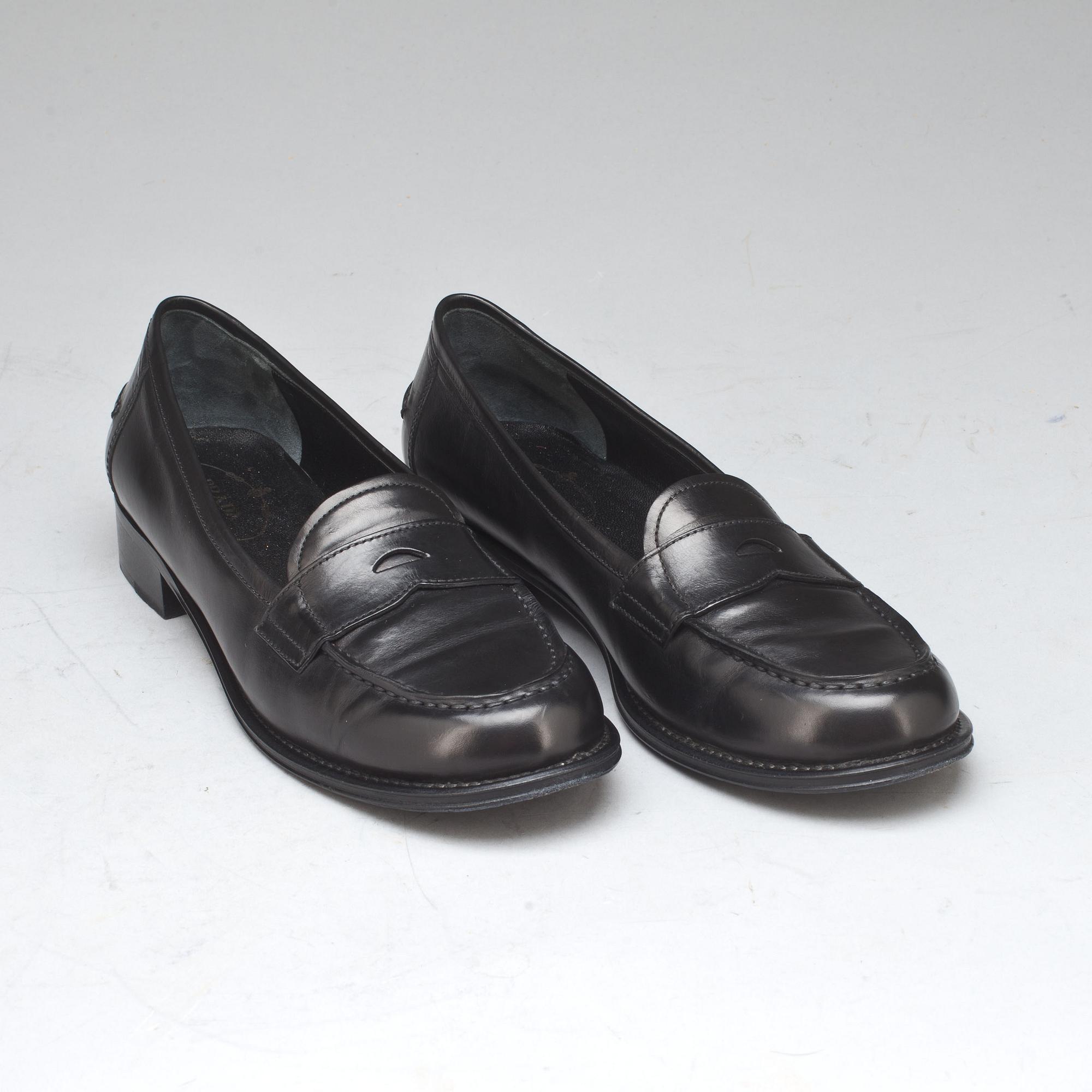 SKOR, dam, Prada, loafers.