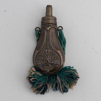 A lot comprising five powderhorn and flasks, and a flintlock. 18th and 19th Century.