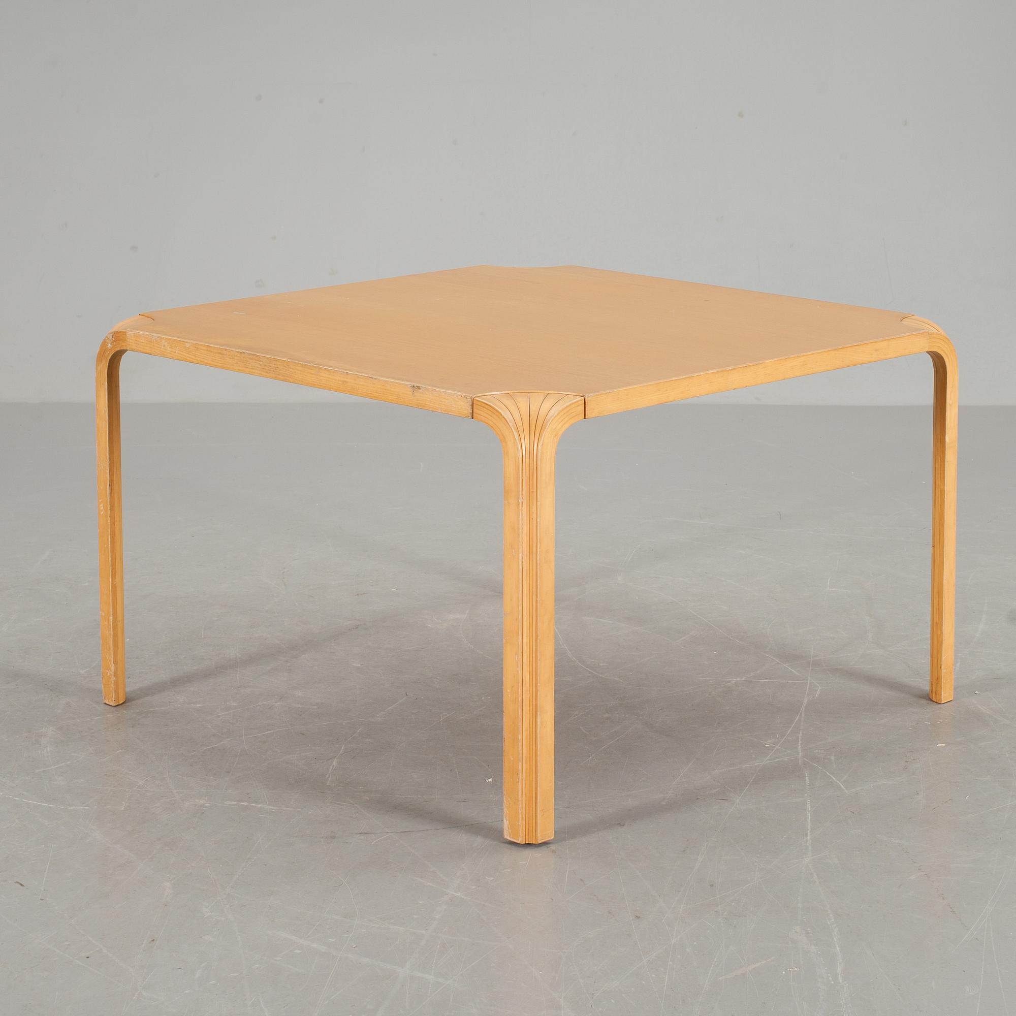 SOFFBORD, modell MX800B, Alvar Aalto, Artek. 1900-talets andra hälft.