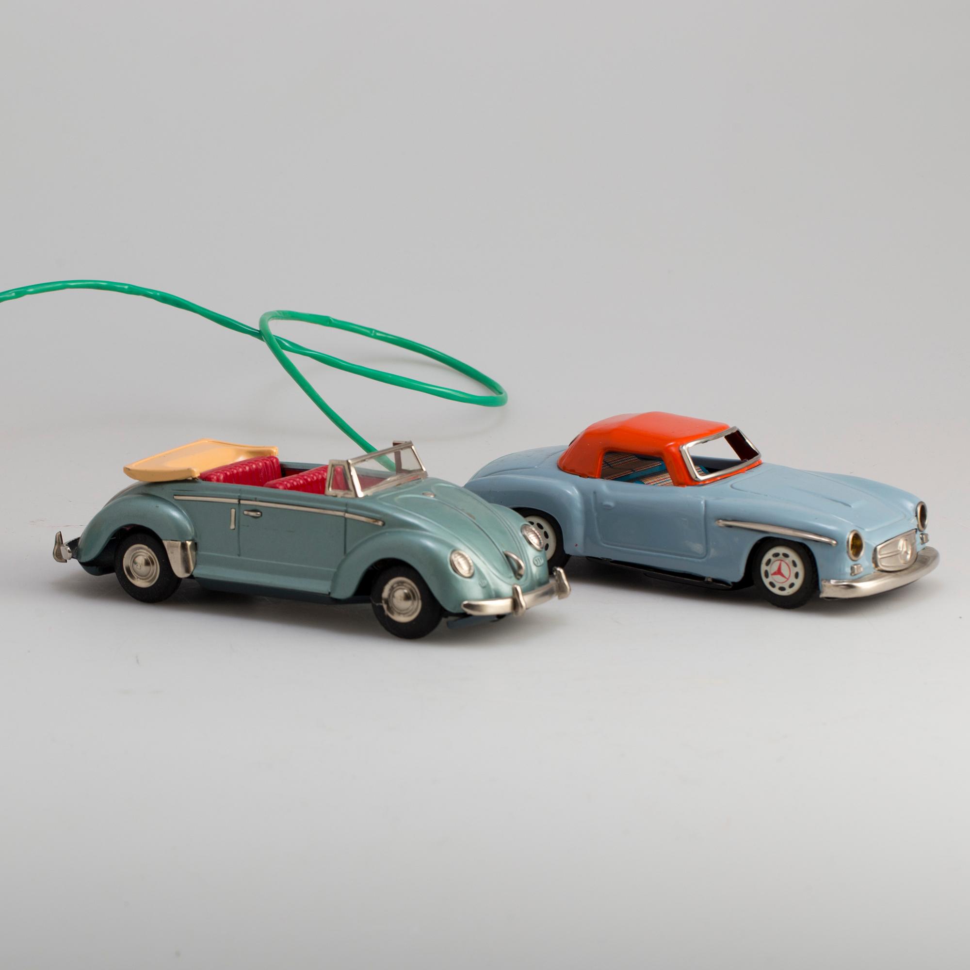 LEKSAKSBILAR, 2 stycken, plåt, Japan, 1950/60-tal.