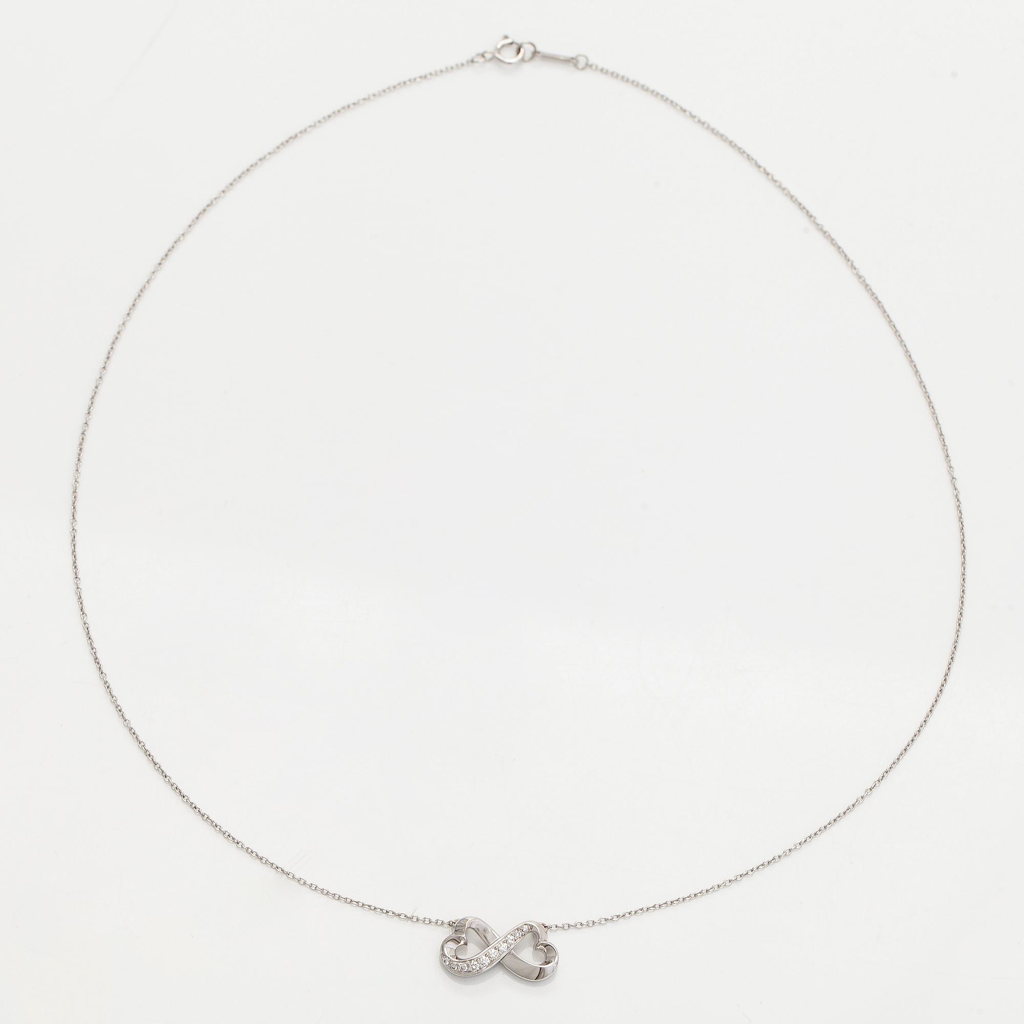 Tiffany & Co, Paloma Picasso, kaulakoru, "Double Loving Heart", 18K valkokultaa ja briljanttihiottuja timantteja.