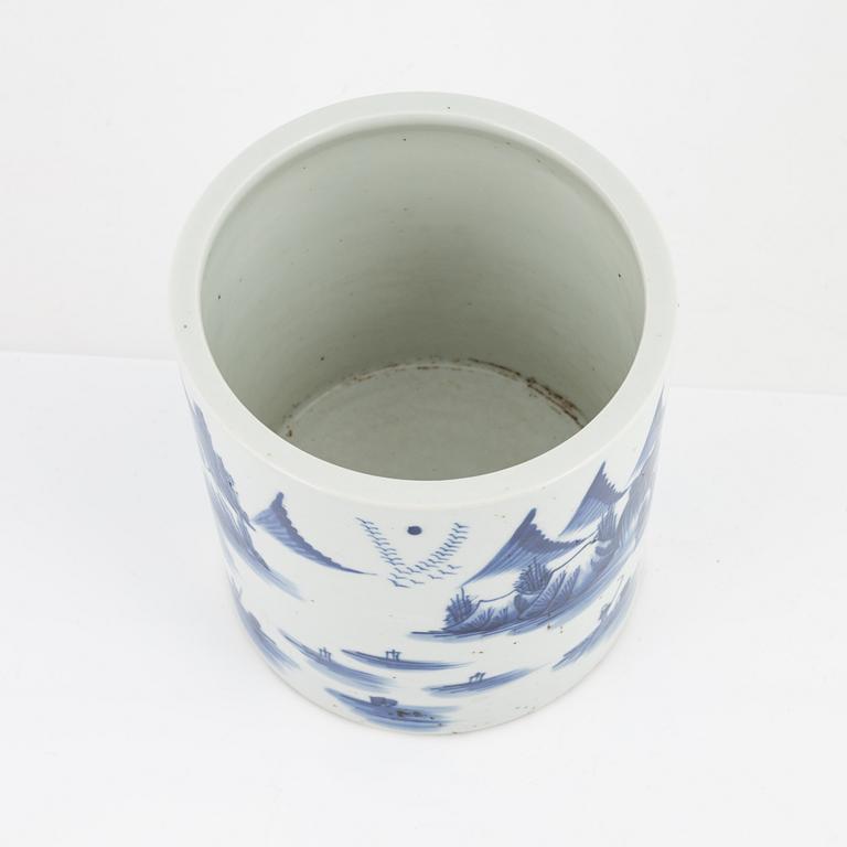 A Chinese blue and white brush pot, 20th century.