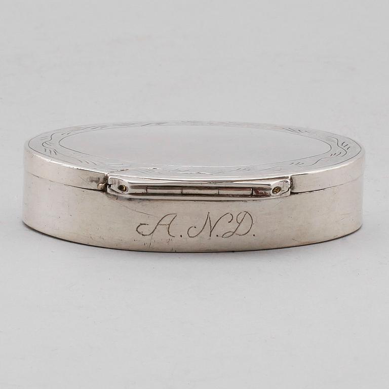 SPETSDOSA, silver, Eric Björkman, Eskilstuna 1839. Vikt ca 48 gram.