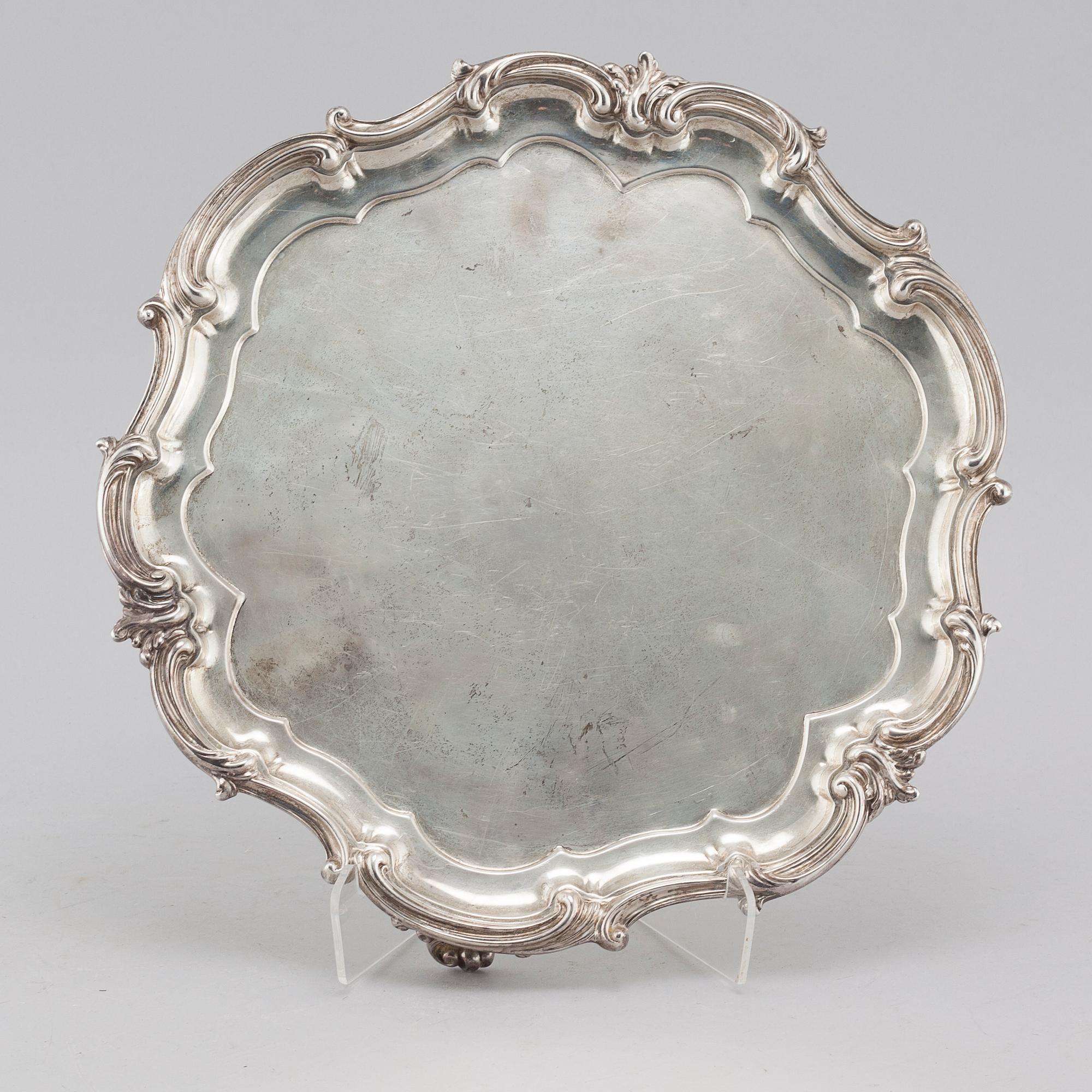 A silver platter by Elkington & Co, Birmingham, 1915.