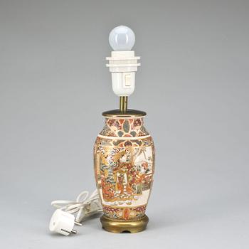 BORDSLAMPA, porslin, Satsuma, Japan, 1900-talets andra hälft.