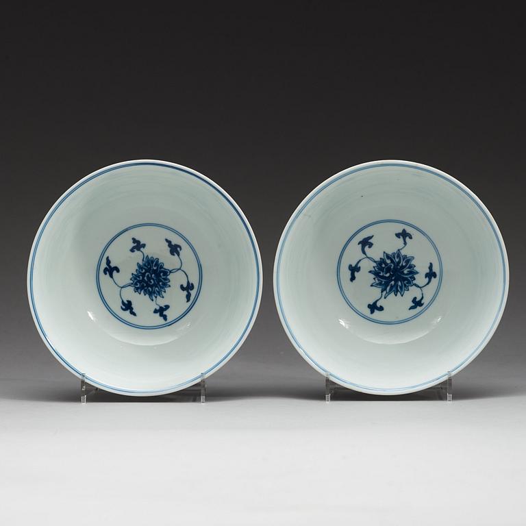 A pair of blue and white bowls, Qing dynasty, with Kangxis six character mark.