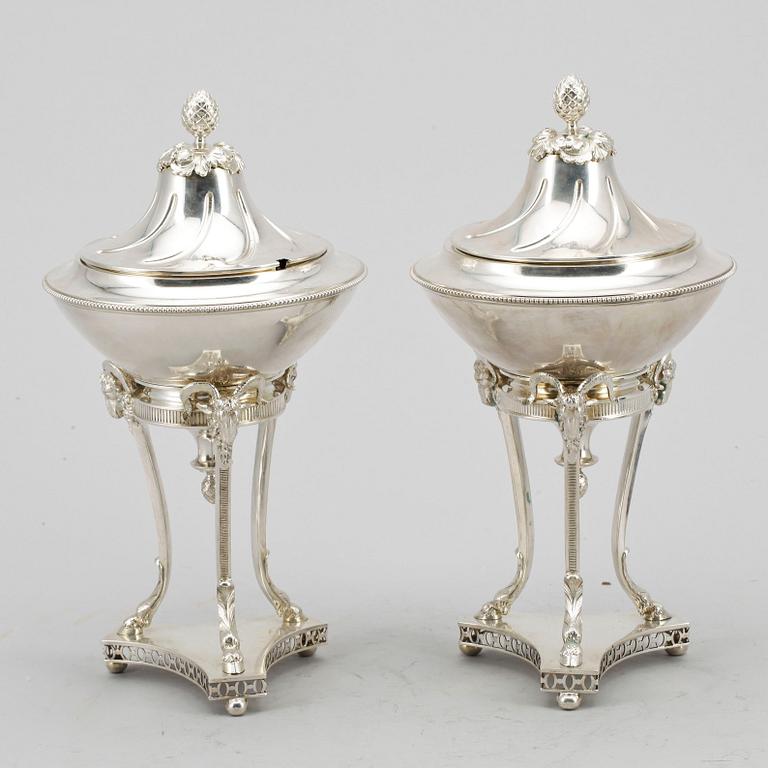 SOCKERSKÅLAR ett par, silver, C G Hallberg, Stockholm, 1905. Totalvikt 1516 gram.