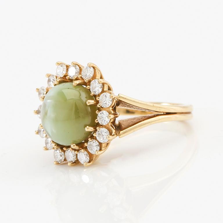 Ring in 18K gold with cabochon-cut cat's eye chrysoberyl and round brilliant-cut diamonds.