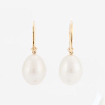 Earrings in 18K gold with cultured freshwater pearls and brilliant-cut diamonds.