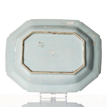 A blue and white tureen dish, Qing dynasty, Qianlong (1736-95).