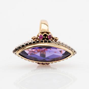 Ring in 18K rose gold with purple and pink synthetic sapphires.