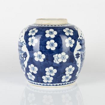 A blue and white Chinese jar, 20th century.
