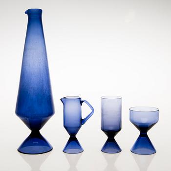 TAMARA ALADIN, A set of 5 drinking glasses, a decanter, a sugar bowl and a cream jug, X-series, Riihimäen Lasi 1961-64.