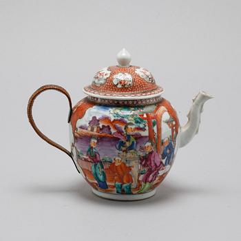 A CHINESE PORCELAIN TEA POT WITH LID 18TH CENTURY.