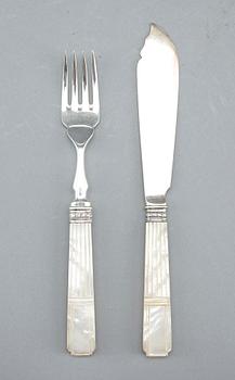FISKBESTICK, 24 delar, silver och pälemor, CG Hallberg, bland annat 1906.