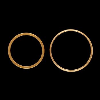 RINGAR, 2 st, 20 k, respektive 23 k guld, Stockholm, 1946. Vikt ca 6,5 gram.