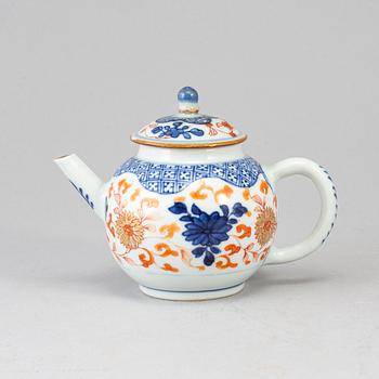 An imari teapot with cover, Qing dynasty, Qianlong (1736-95).