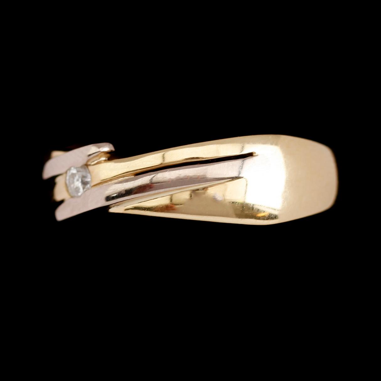 RING, 18 k guld och briljantslipad diamant 0.07 ct enligt gravyr. Total vikt ca 6 g.