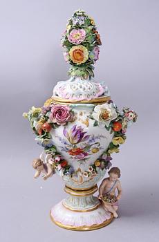 URNA MED LOCK, porslin, Meissen, 1900-talets första hälft.