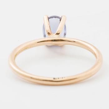 RING, med oval fasettslipad tanzanit.