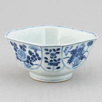 A blue and white bowl, Qing dynasty, 18th century.