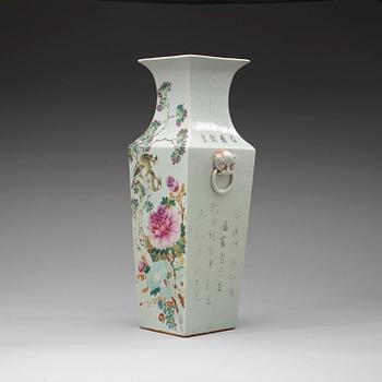 A squared famille rose vase, late Qing dynasty (1644-1912).