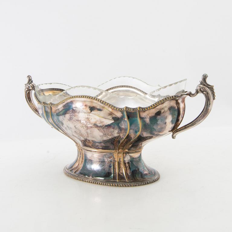 Skålar på fot 2 st samt jardinière nysilver 1900-talets början.