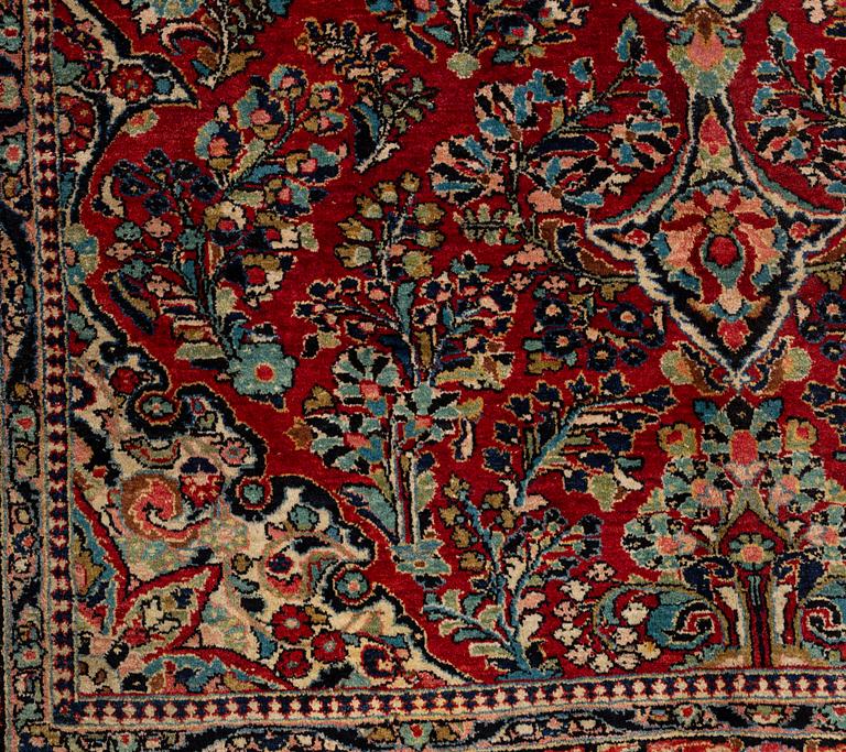 Matto, semi-antique Sarouk, ca 268 x 295 cm.