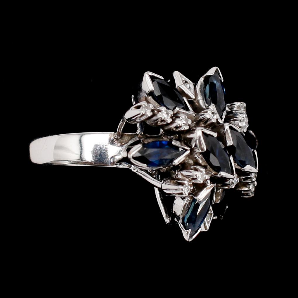 RING, 18 k, med safirer och små briljanter.