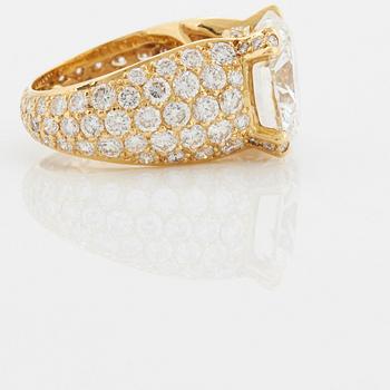 A ring in 18K gold set with a round brilliant-cut diamond 10.08 ct G vs2.