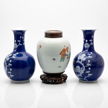Vases, a pair, and a urn, porcelain, China, 19th/20th century.