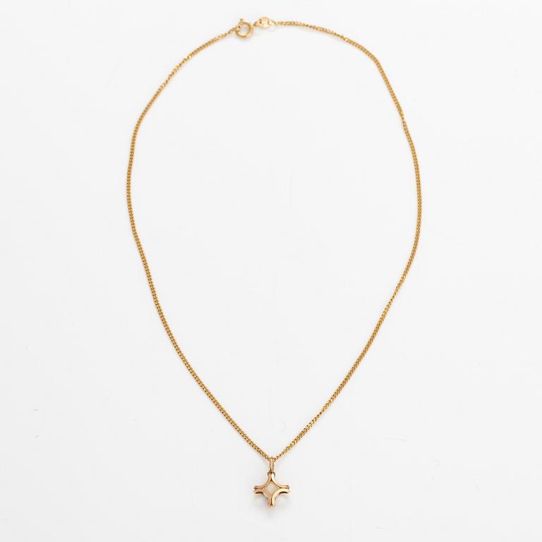 Elis Kauppi, kaulakoru, 14K kultaa ja viljelty helmi. Kupittaan kulta, Turku.