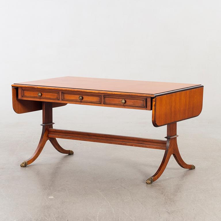 Soffbord engelsk stil, mahogny , Åmells Möbler  1900-talets andra hälft.