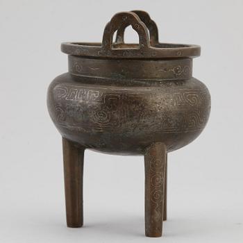 A Chinese bronze incense burner, 20th century.