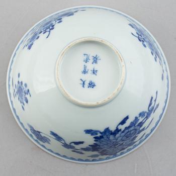 A group of three Chinese blue and white porcelain bowls, late Qing dynasty / early 20th century.