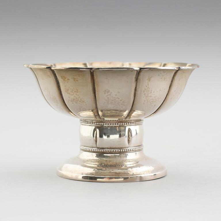 SKÅL PÅ FOT, silver, Stockholm 1918. Vikt ca 312 gram.