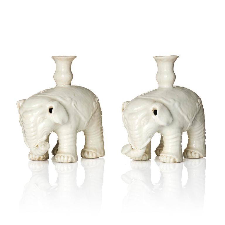 Ljushållare, ett par, blanc de chine. Kina, 1900-tal.